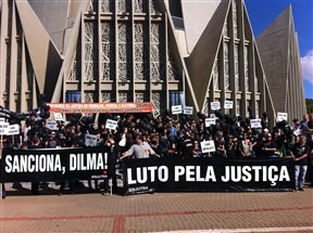 Catedral recebe abraço simbólico de servidores federais que estão em greve há mais de dois meses em Maringá